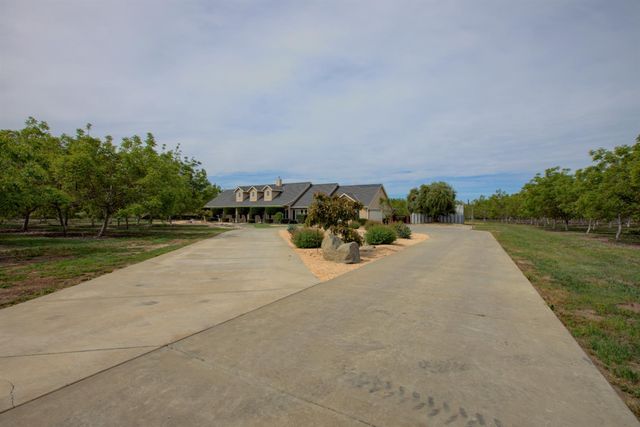 1054 Townhill Rd, Oakdale, CA 95361