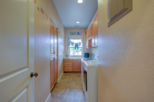 1054 Townhill Rd, Oakdale, CA 95361