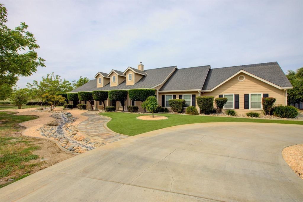 1054 Townhill Rd, Oakdale, CA 95361