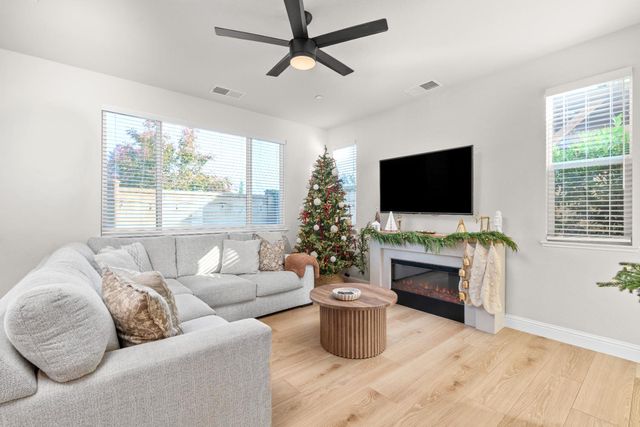 1383 Kinship Dr, Turlock, CA 95382