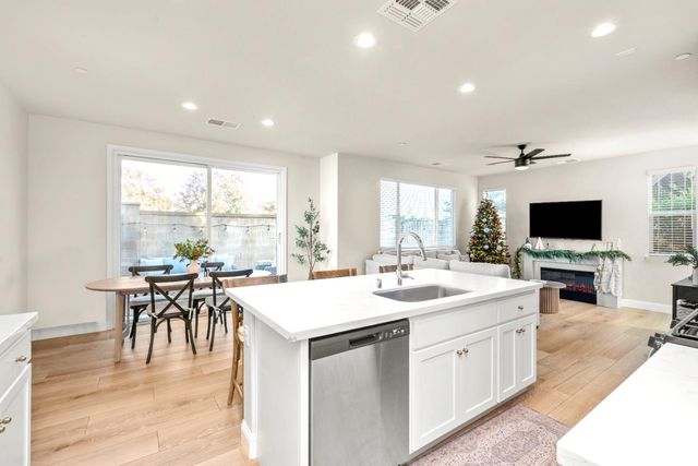 1383 Kinship Dr, Turlock, CA 95382