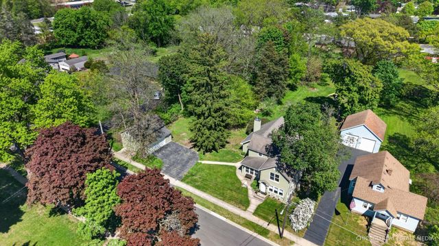 183 Lincoln Parkway, Crystal Lake, IL 60014