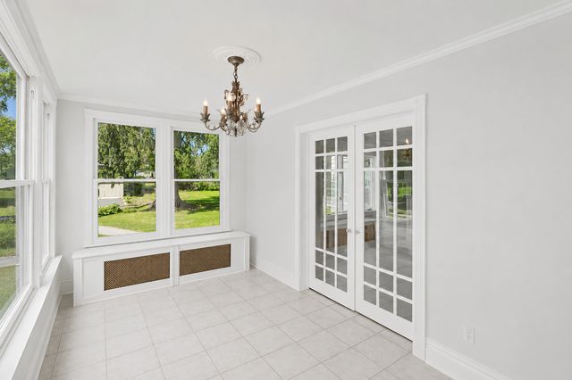 183 Lincoln Parkway, Crystal Lake, IL 60014