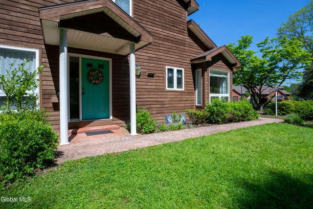 32 Lillian Lane, Troy, NY 12180