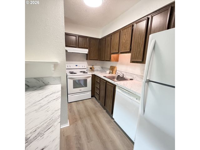 11040 Sw GREENBURG Rd 206, Portland, OR 97210