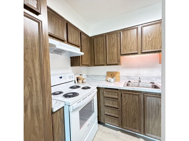 11040 Sw GREENBURG Rd 206, Portland, OR 97210