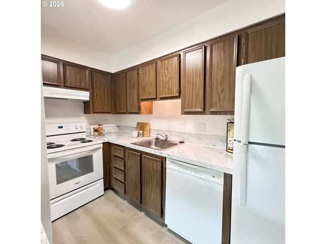 11040 Sw GREENBURG Rd 206, Portland, OR 97210