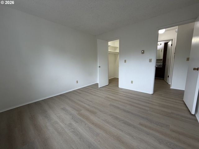 11040 Sw GREENBURG Rd 206, Portland, OR 97210