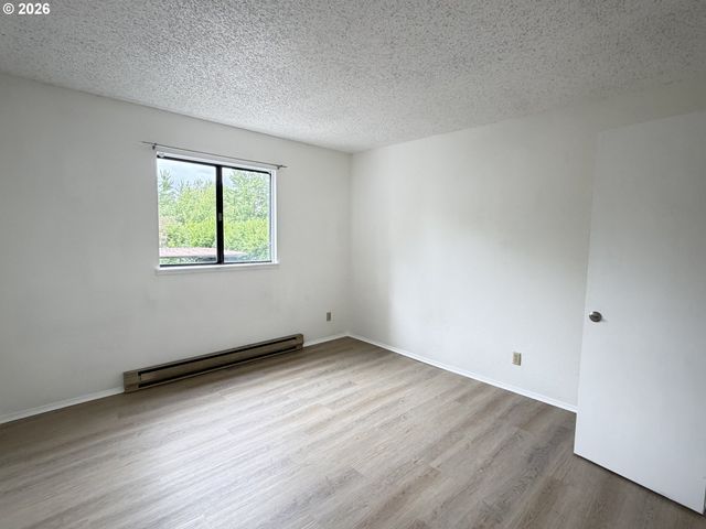 11040 Sw GREENBURG Rd 206, Portland, OR 97210