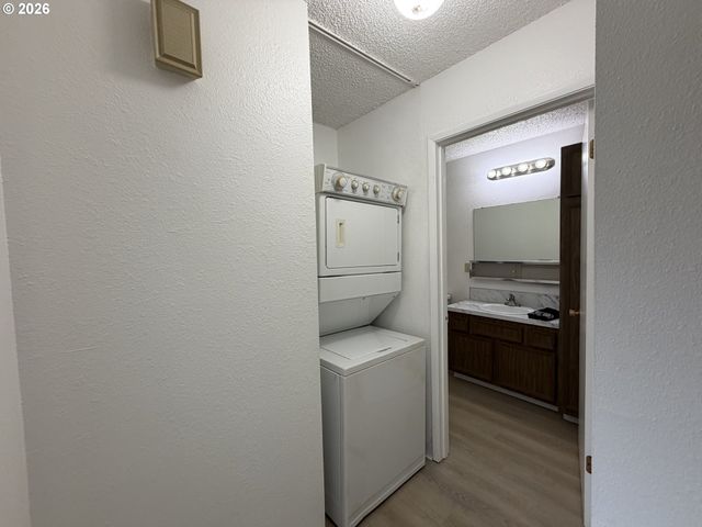11040 Sw GREENBURG Rd 206, Portland, OR 97210