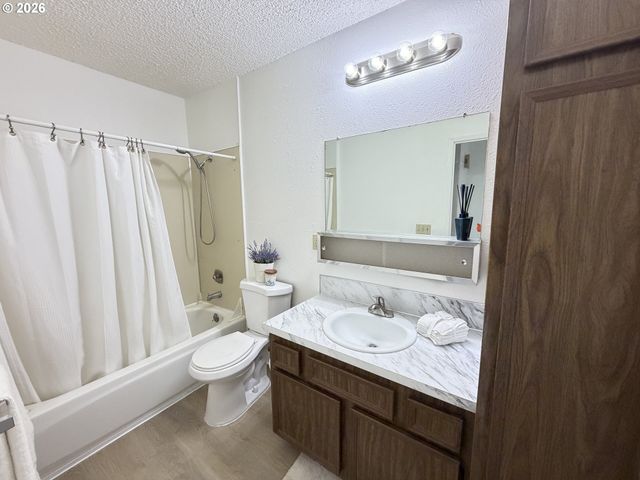 11040 Sw GREENBURG Rd 206, Portland, OR 97210