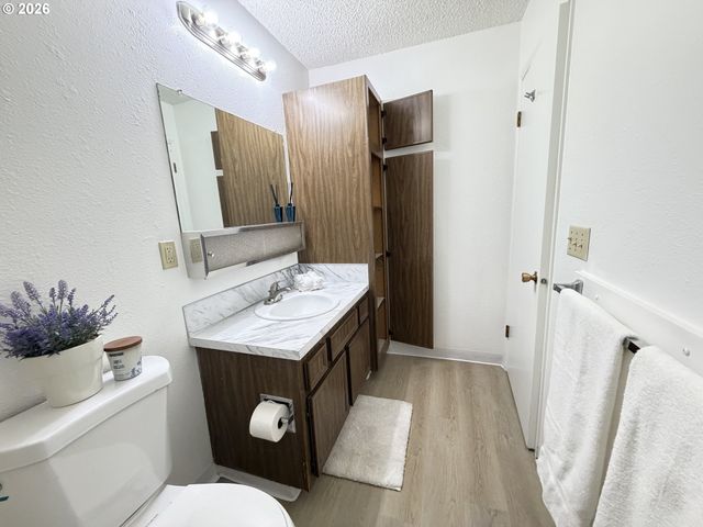 11040 Sw GREENBURG Rd 206, Portland, OR 97210