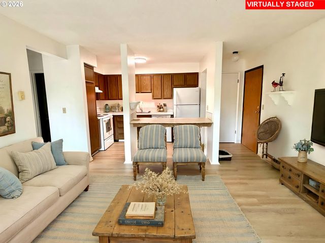 11040 Sw GREENBURG Rd 206, Portland, OR 97210