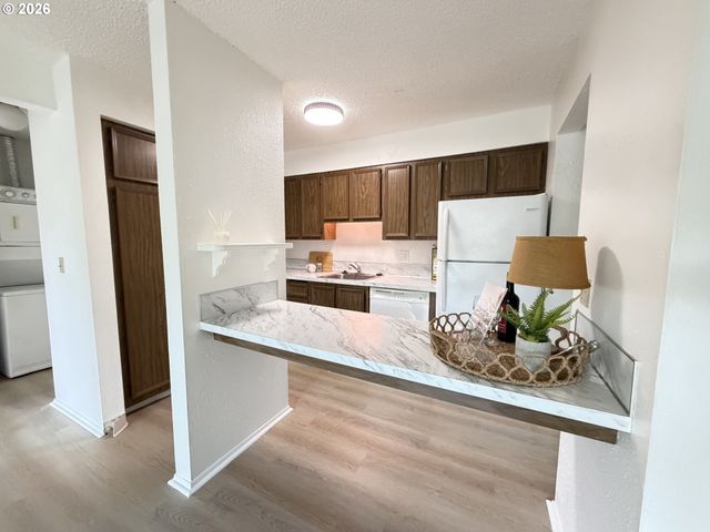11040 Sw GREENBURG Rd 206, Portland, OR 97210