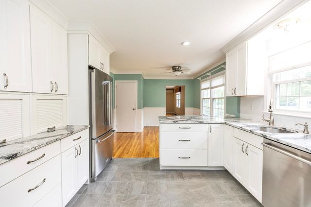 20 Forest Drive, Bedford, NH 03110