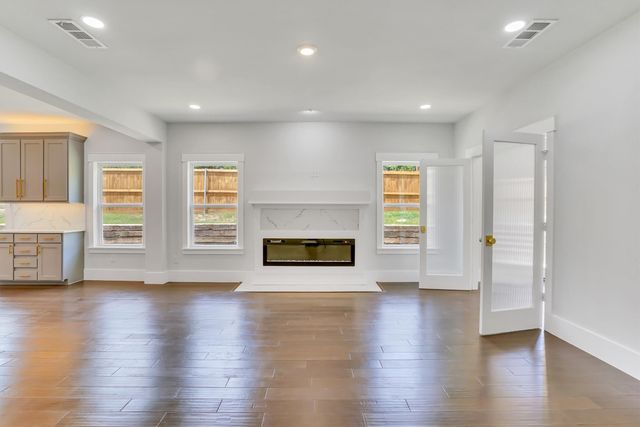 800 Crow Court, Granbury, TX 76048