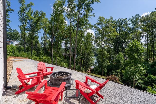 118 Squirrel Point, Six Mile, SC 29682