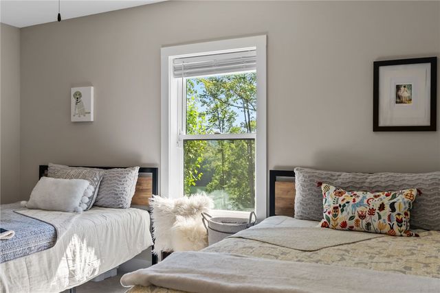 118 Squirrel Point, Six Mile, SC 29682