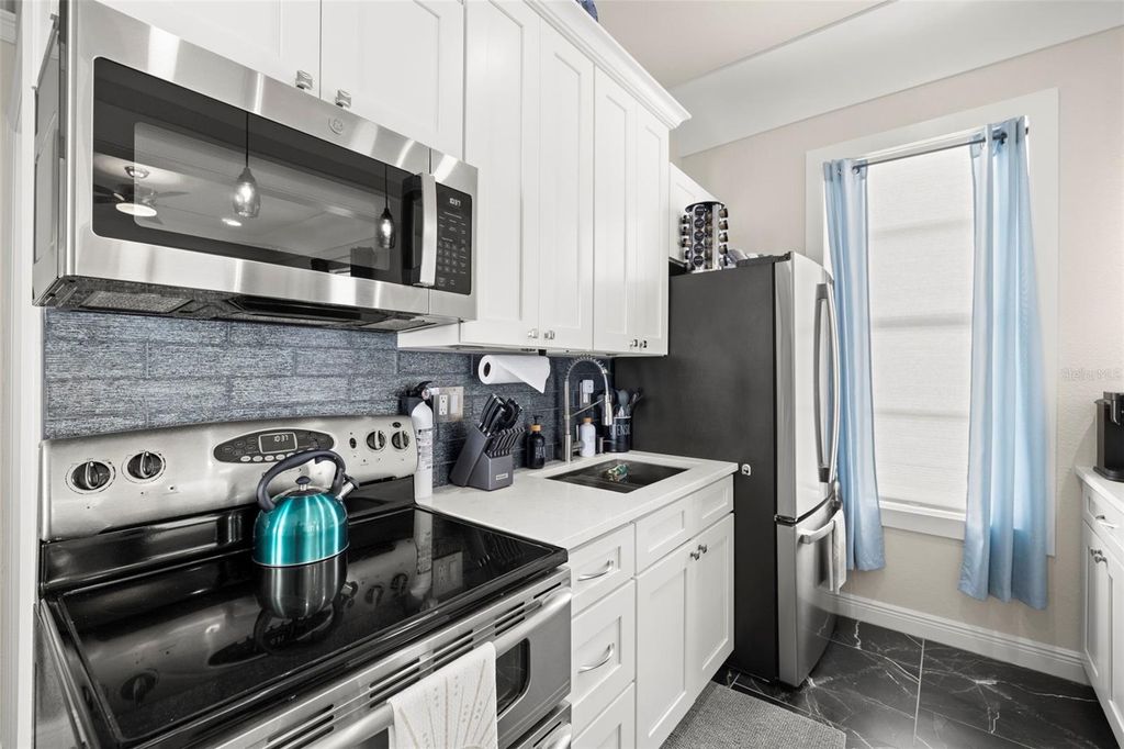 Image 14 of property listing at 2526 W UNION STREET, Tampa, FL 33607