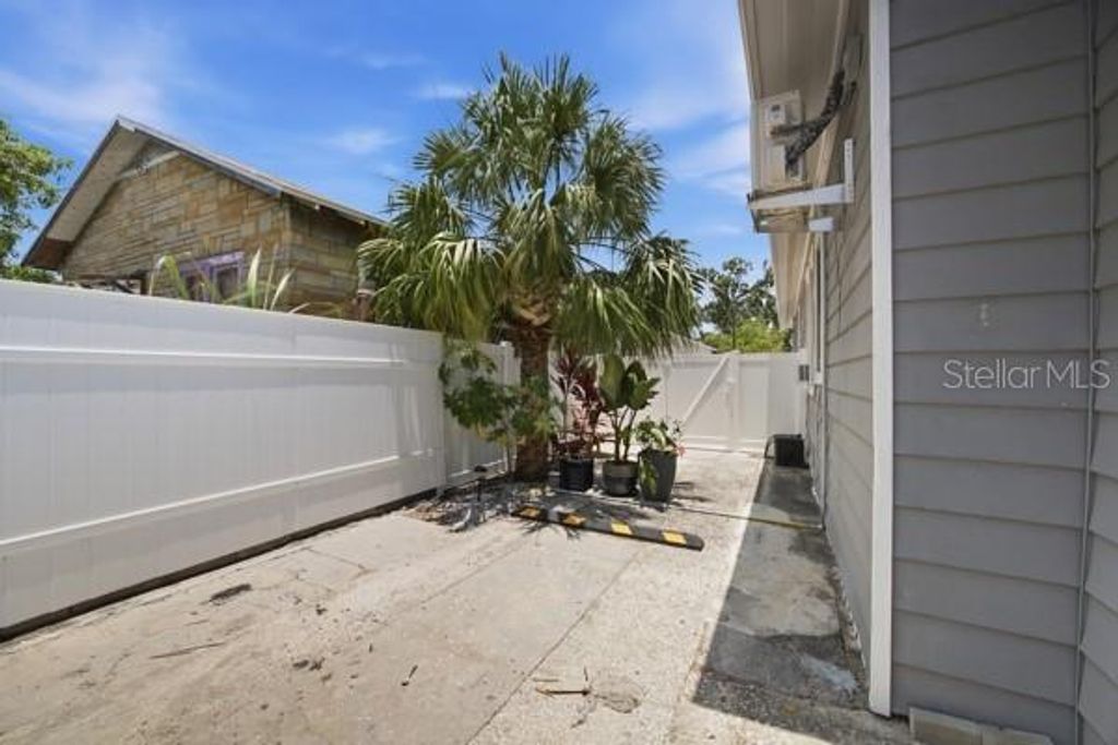 Image 29 of property listing at 2526 W UNION STREET, Tampa, FL 33607