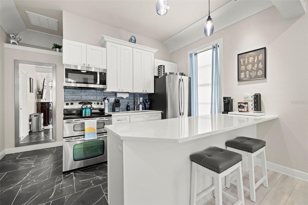 Image 6 of property listing at 2526 W UNION STREET, Tampa, FL 33607