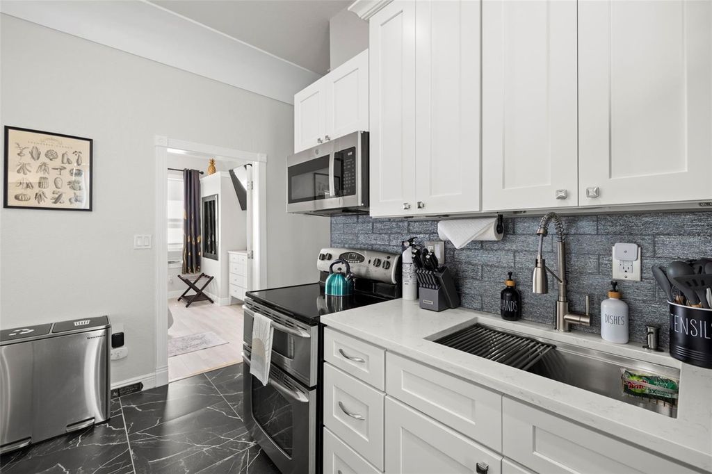 Image 8 of property listing at 2526 W UNION STREET, Tampa, FL 33607