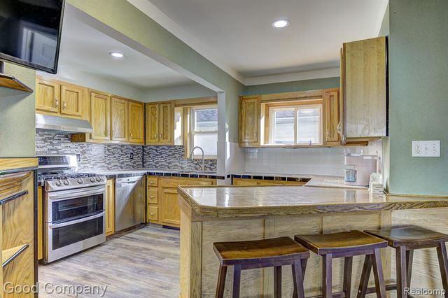 525 E Lewiston Avenue, Ferndale, MI 48220