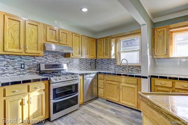 525 E Lewiston Avenue, Ferndale, MI 48220