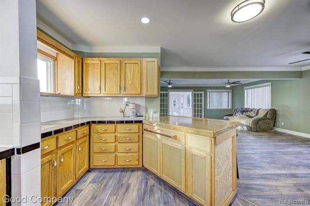 525 E Lewiston Avenue, Ferndale, MI 48220