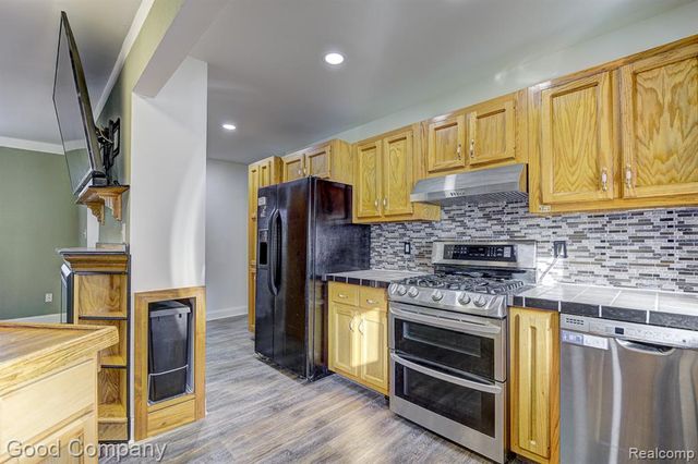 525 E Lewiston Avenue, Ferndale, MI 48220