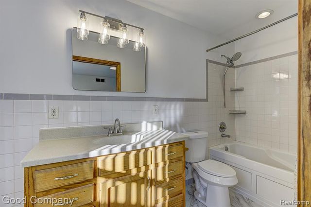 525 E Lewiston Avenue, Ferndale, MI 48220