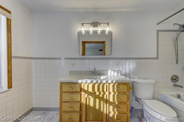 525 E Lewiston Avenue, Ferndale, MI 48220