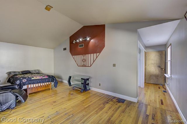 525 E Lewiston Avenue, Ferndale, MI 48220