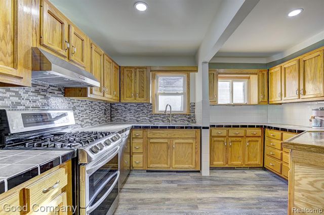 525 E Lewiston Avenue, Ferndale, MI 48220