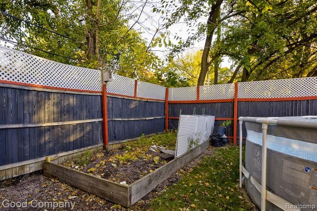 525 E Lewiston Avenue, Ferndale, MI 48220