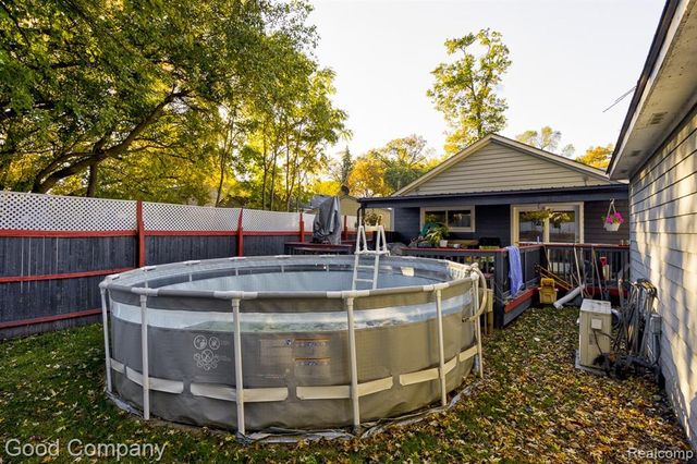 525 E Lewiston Avenue, Ferndale, MI 48220