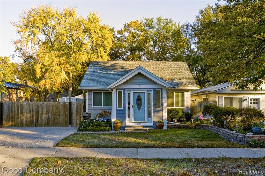 525 E Lewiston Avenue, Ferndale, MI 48220