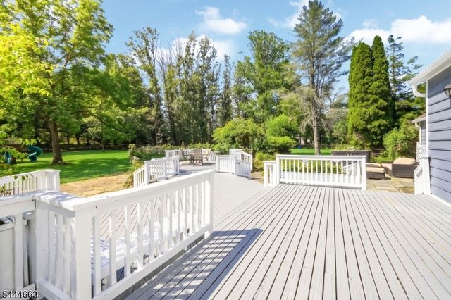 2 Chester Woods Dr, Chester Twp., NJ 07930