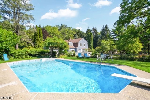 2 Chester Woods Dr, Chester Twp., NJ 07930