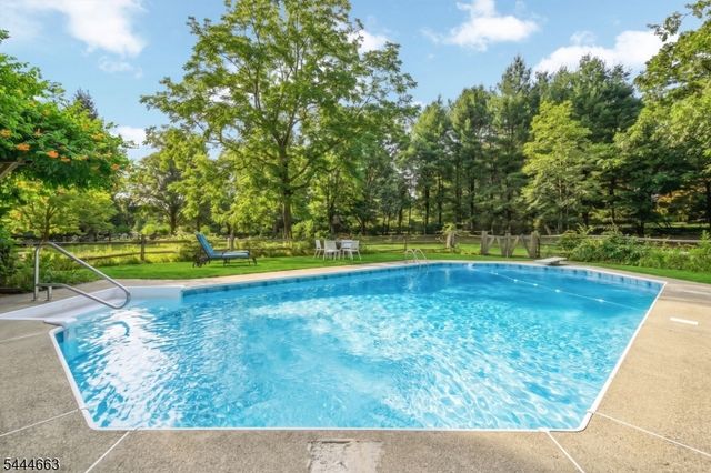 2 Chester Woods Dr, Chester Twp., NJ 07930