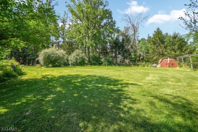 2 Chester Woods Dr, Chester Twp., NJ 07930