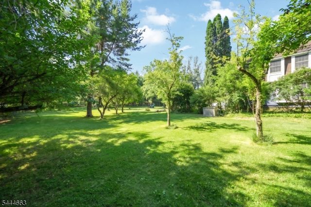 2 Chester Woods Dr, Chester Twp., NJ 07930