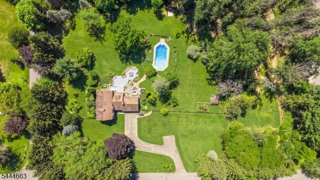 2 Chester Woods Dr, Chester Twp., NJ 07930