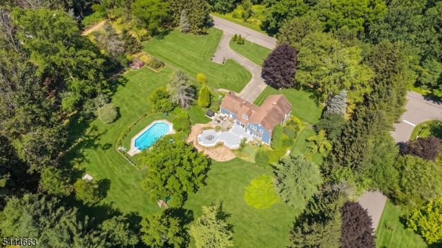 2 Chester Woods Dr, Chester Twp., NJ 07930