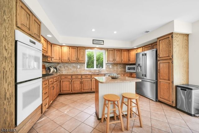 2 Chester Woods Dr, Chester Twp., NJ 07930