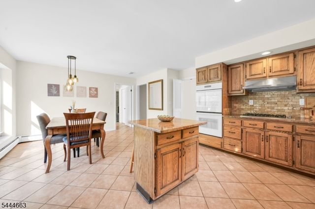 2 Chester Woods Dr, Chester Twp., NJ 07930