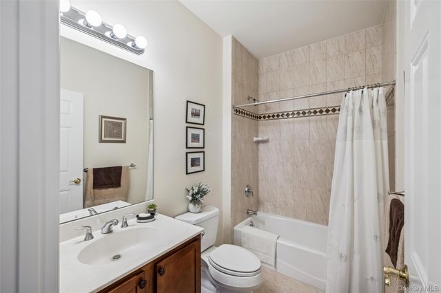 6 Ovation Place, Eastport, NY 11941