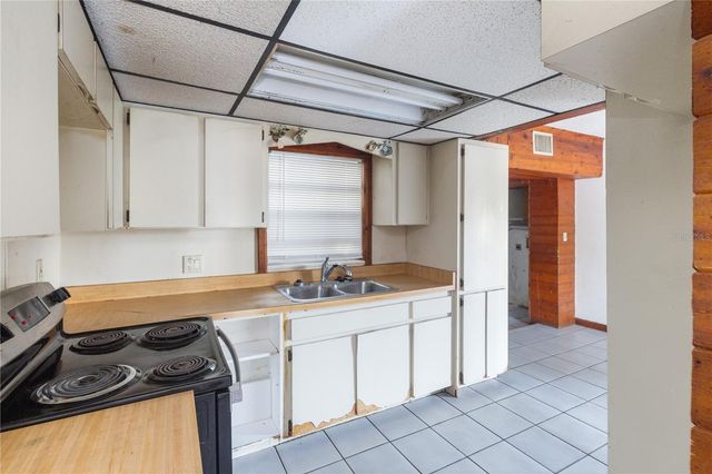 8706 EDNAM PLACE, Tampa, FL 33604