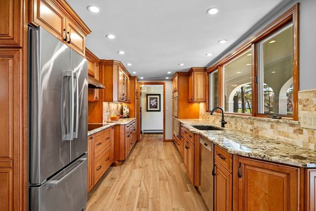 15 Lockwood Ln, Topsfield, MA 01983