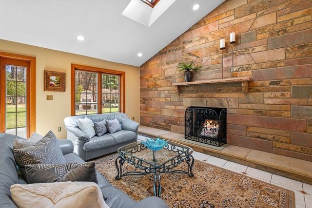 15 Lockwood Ln, Topsfield, MA 01983